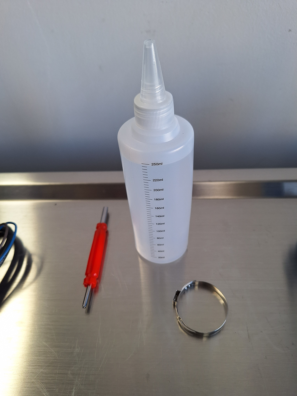 Detector de fugas en cualquier tipo de circuito cerrado (p. ej. refrigerante, combustible, escape, turbo...) Kraftwelle KW-R5123 - Imagen 5