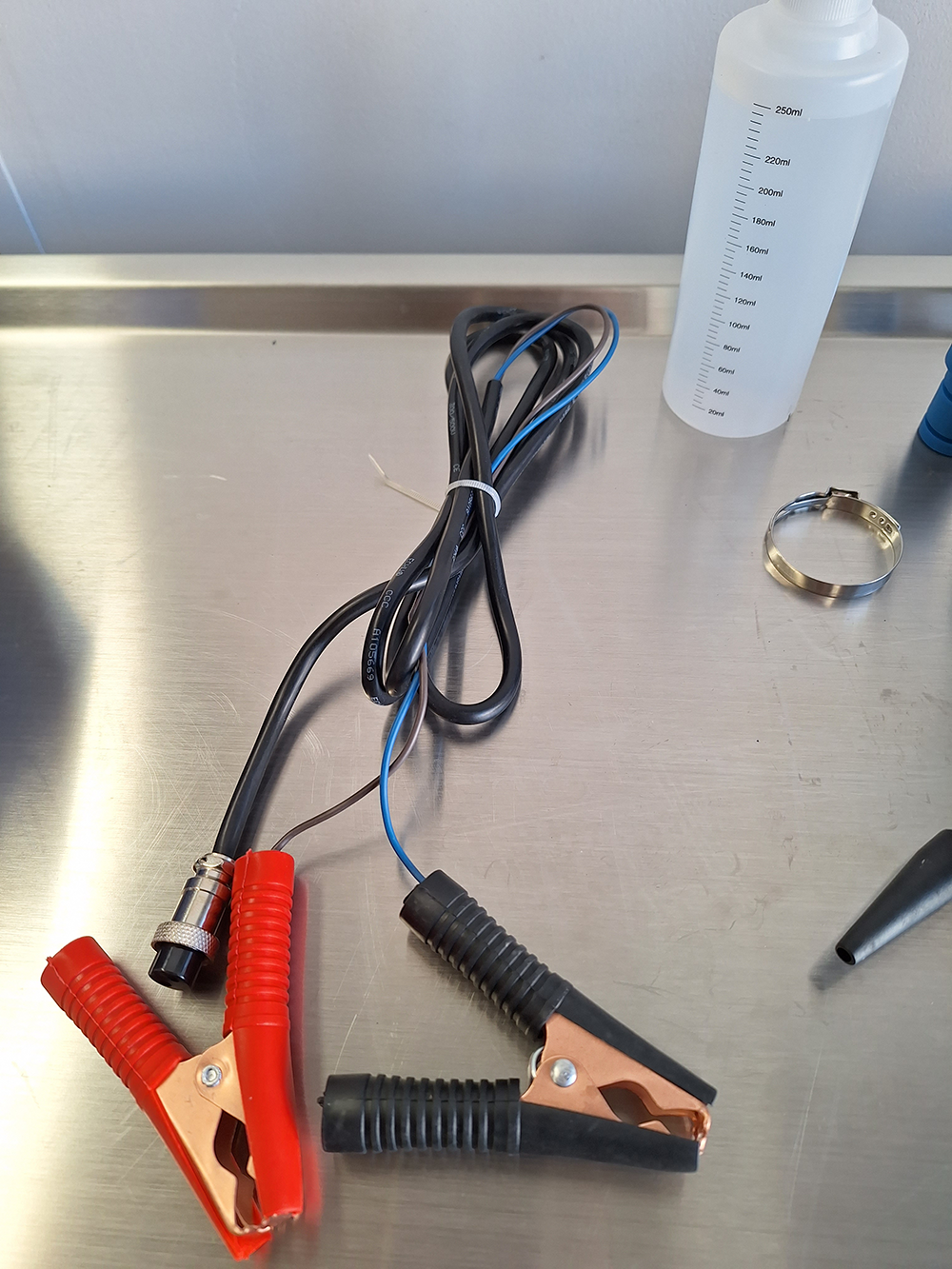 Detector de fugas en cualquier tipo de circuito cerrado (p. ej. refrigerante, combustible, escape, turbo...) Kraftwelle KW-R5123 - Imagen 7